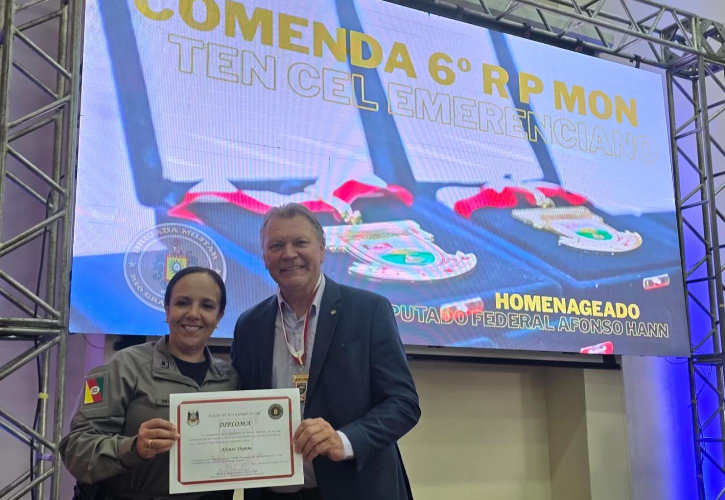 Afonso Hamm recebe comenda do 6º RPMon em Bagé