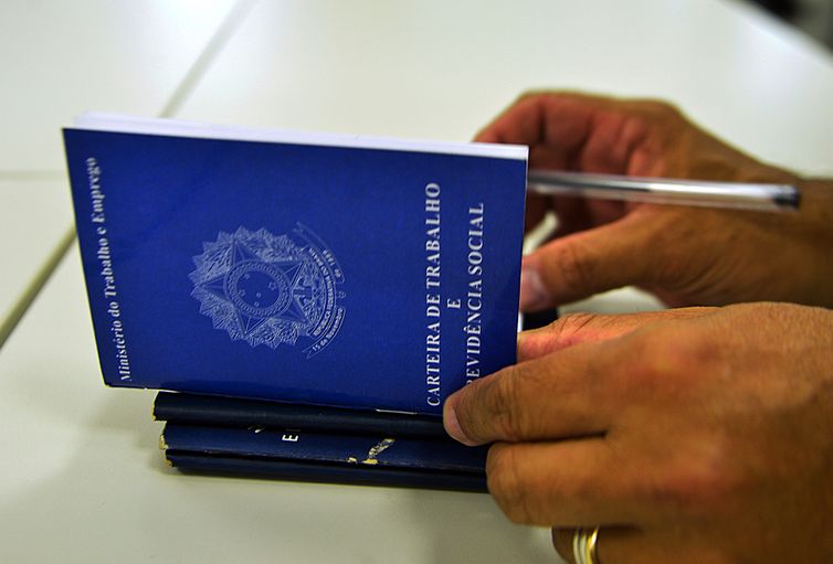 Ampliação do número de carteiras assinadas é sustentado, diz IBGE