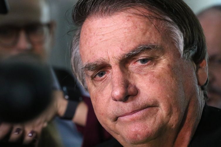 Bolsonaro é submetido à cirurgia para tratamento de hérnia bilateral