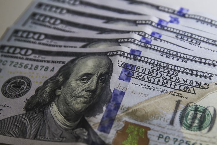 Dólar aproxima-se de R$ 5,60 com remessas de empresas ao exterior