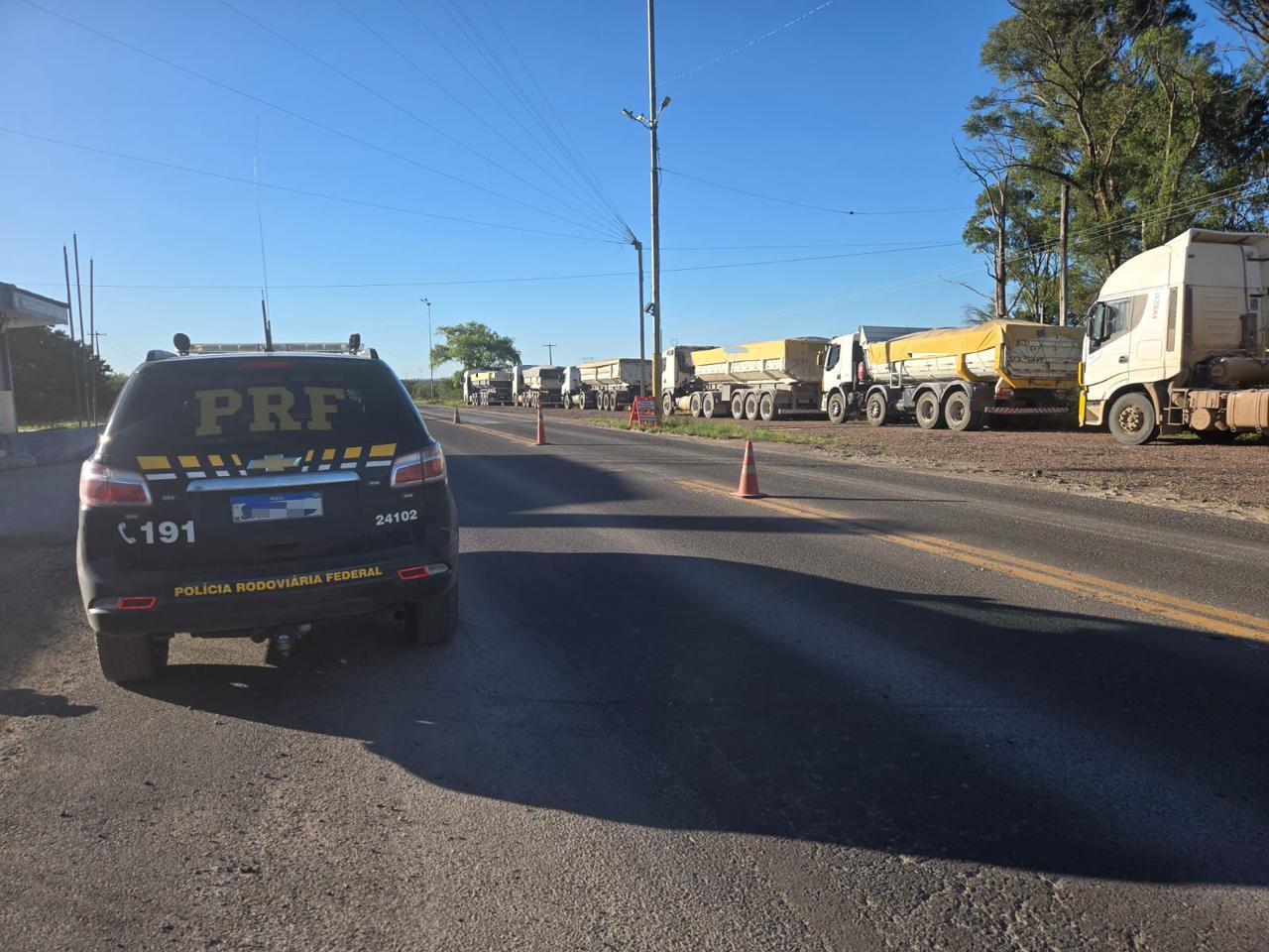 PRF flagra sete caminhões com motoristas sem cumprir período de descanso em Bagé