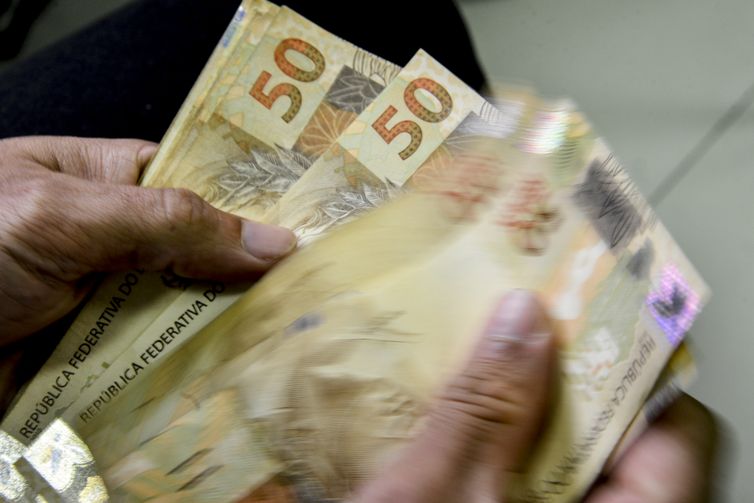Isenção de IR para quem ganha até R$ 5 mil entra em vigor