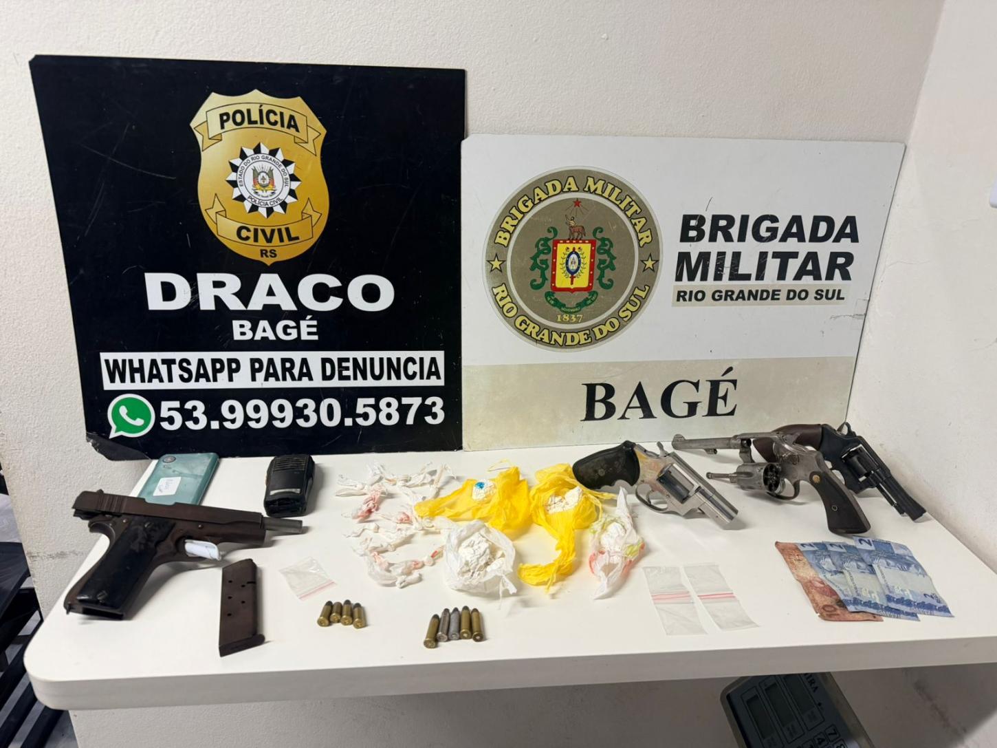 Homem é preso por porte ilegal de armas de fogo e tráfico em Bagé