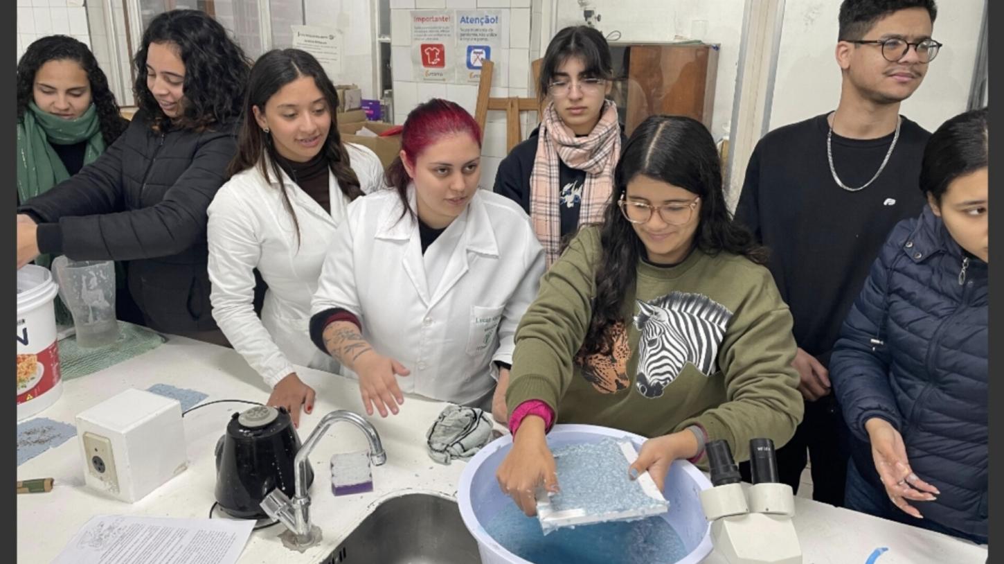 Curso de Ciências Biológicas da Urcamp promove oficina sobre reciclagem