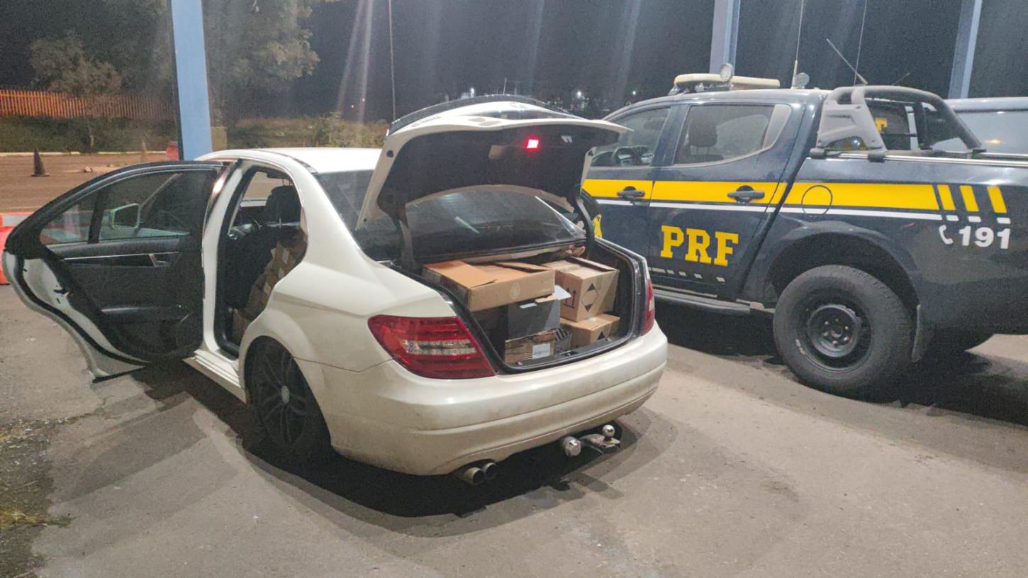 Polícia Rodoviária Federal apreende carga de perfumes e bebidas em Rosário do Sul