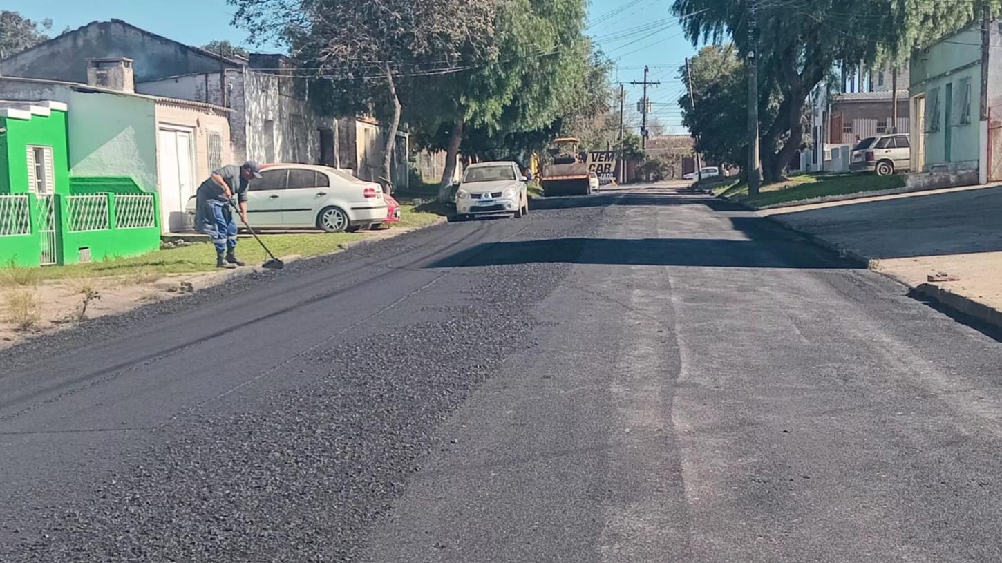Vias do bairro Getúlio Vargas recebem reperfilamento asfáltico
