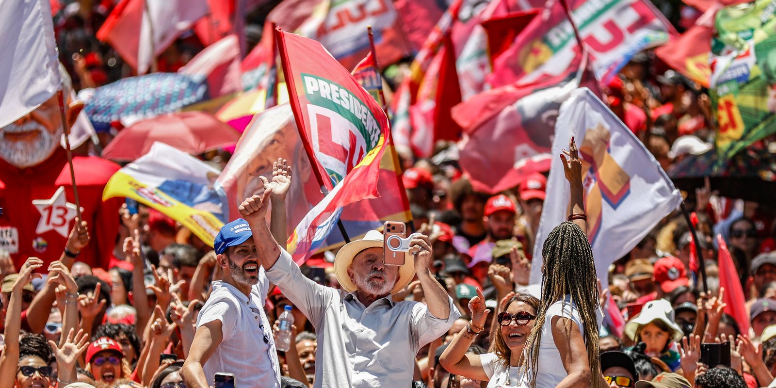 Brasil não será governado por sócios do Banco Master, diz Lula em ato