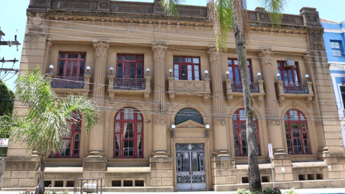 Contratada empresa para recuperação da cobertura do prédio do Clube Comercial